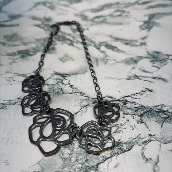 Elegant Silver Rose Necklace Y2K - Picture 7 of 7